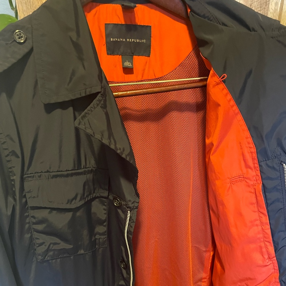 Banana republic men’s jacket large. Fits like a medium.